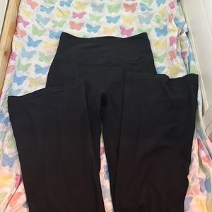 lulu-lemon Grooved super high rise flared pants! Size 6